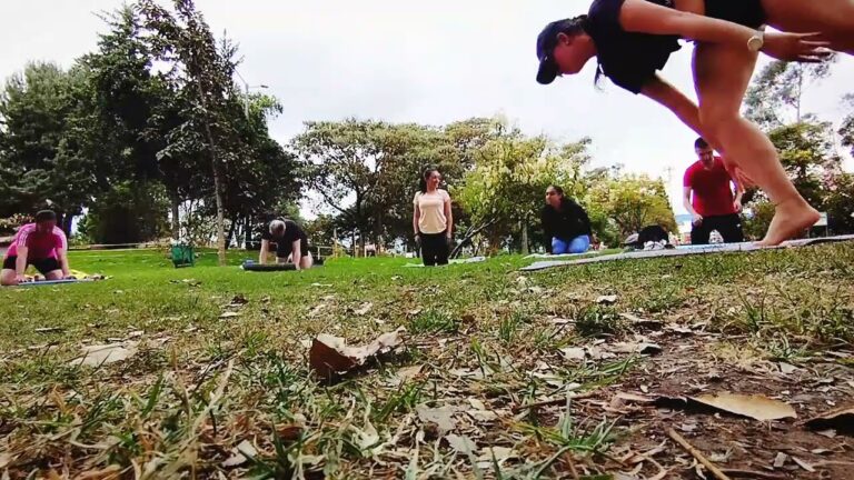 Yoga al aire libre: Una experiencia &uacute;nica en los parques de Bogot&aacute;