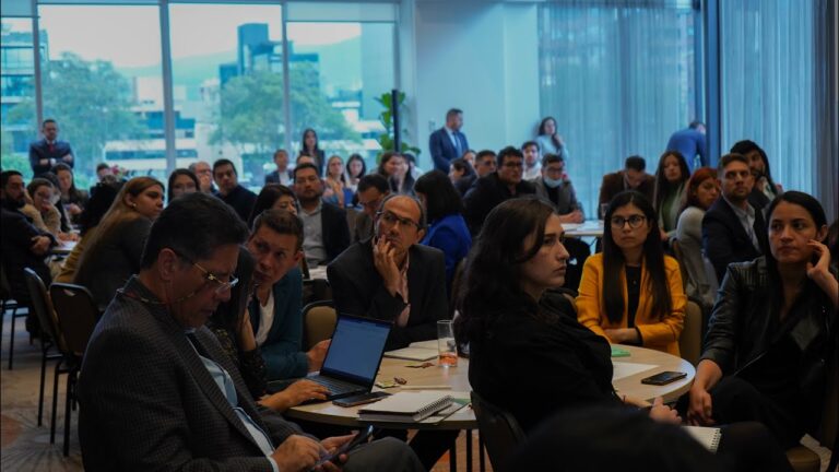 Explorando la Creatividad: Talleres de Experimentaci&oacute;n en Bogot&aacute;