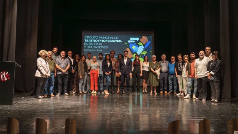Actuaci&oacute;n en el Teatro Local: Un Arte en Escena